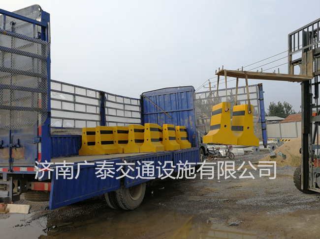 500&times;800中隔离墩